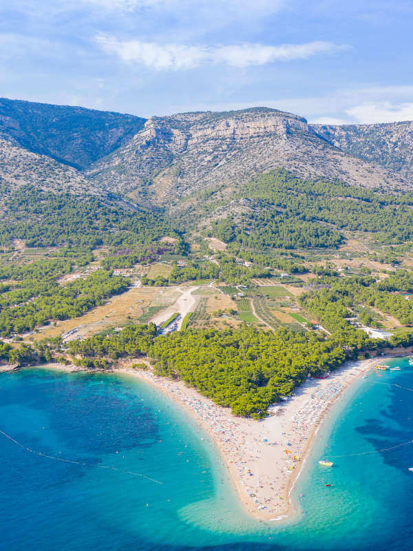 Plage de Zlatni rat et la montagne Vidova gora
