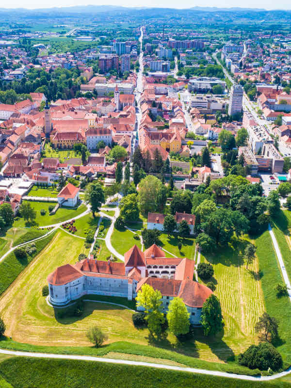 Régions touristiques de Croatie 4 Le château de Varazdin au premier plan de la ville
