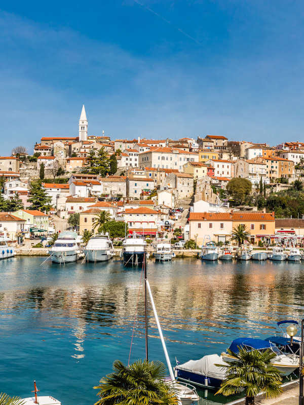 clocher et village de Vrsar en Croatie